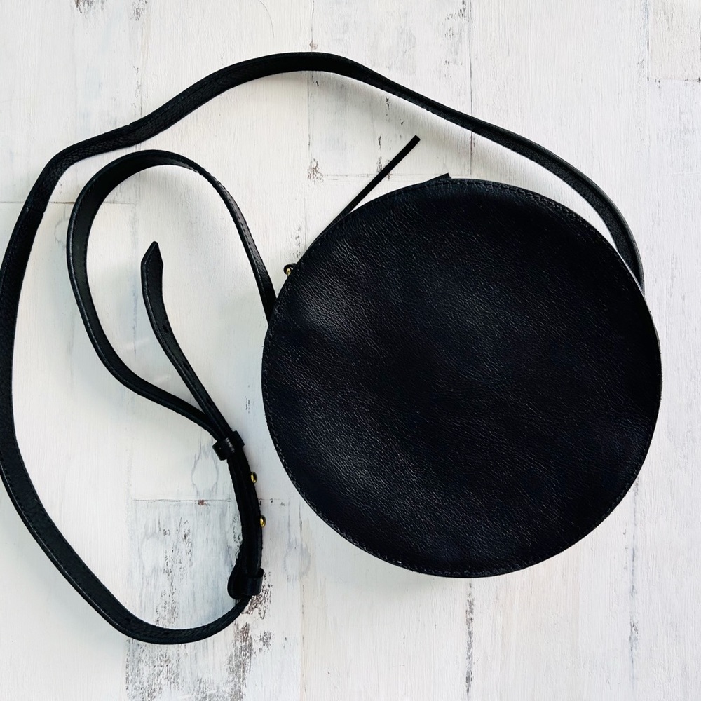 Madewell Simple Circle Purse • Black Leather Shoulder Bag